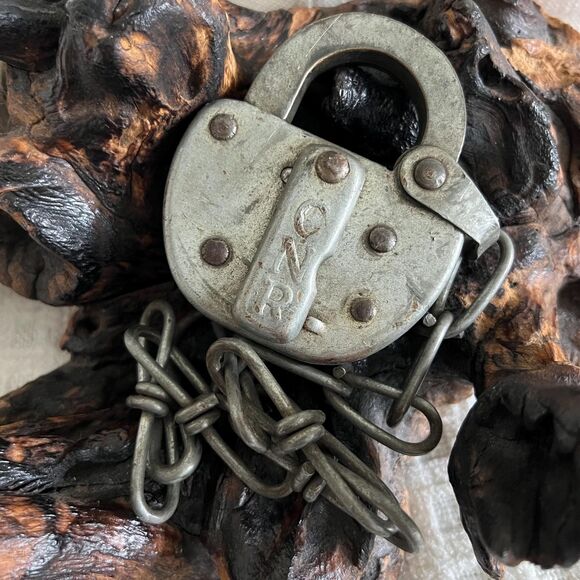 Canadian National Railway CNR RR Steel Lock with Chain - Picture 1 of 9